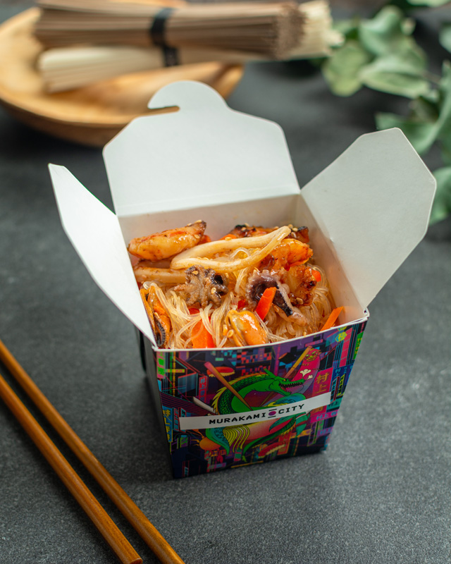 Rice noodles with seafood and vegetables